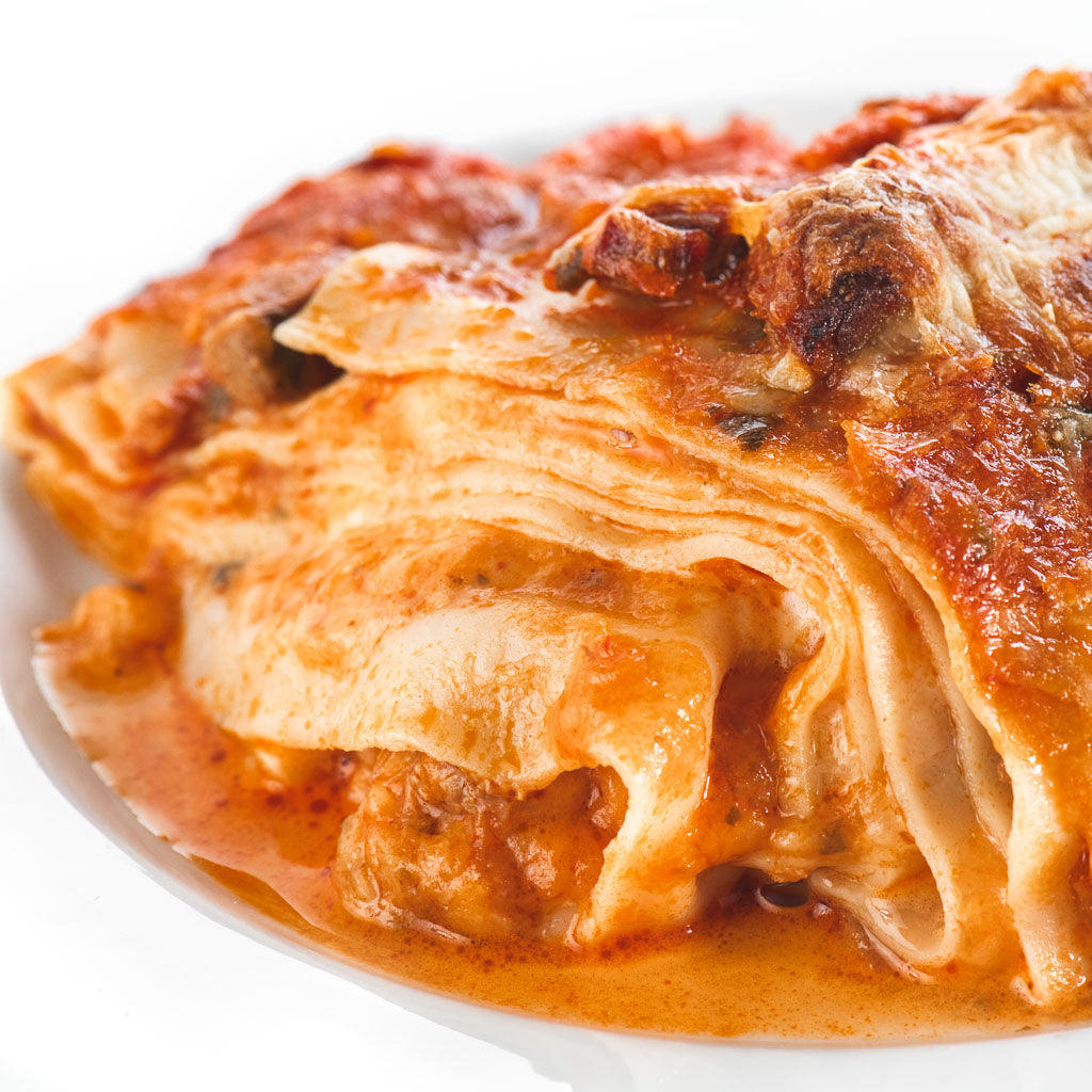 Lasaña de carne con salsa de tomate, queso y tres tipos de carne