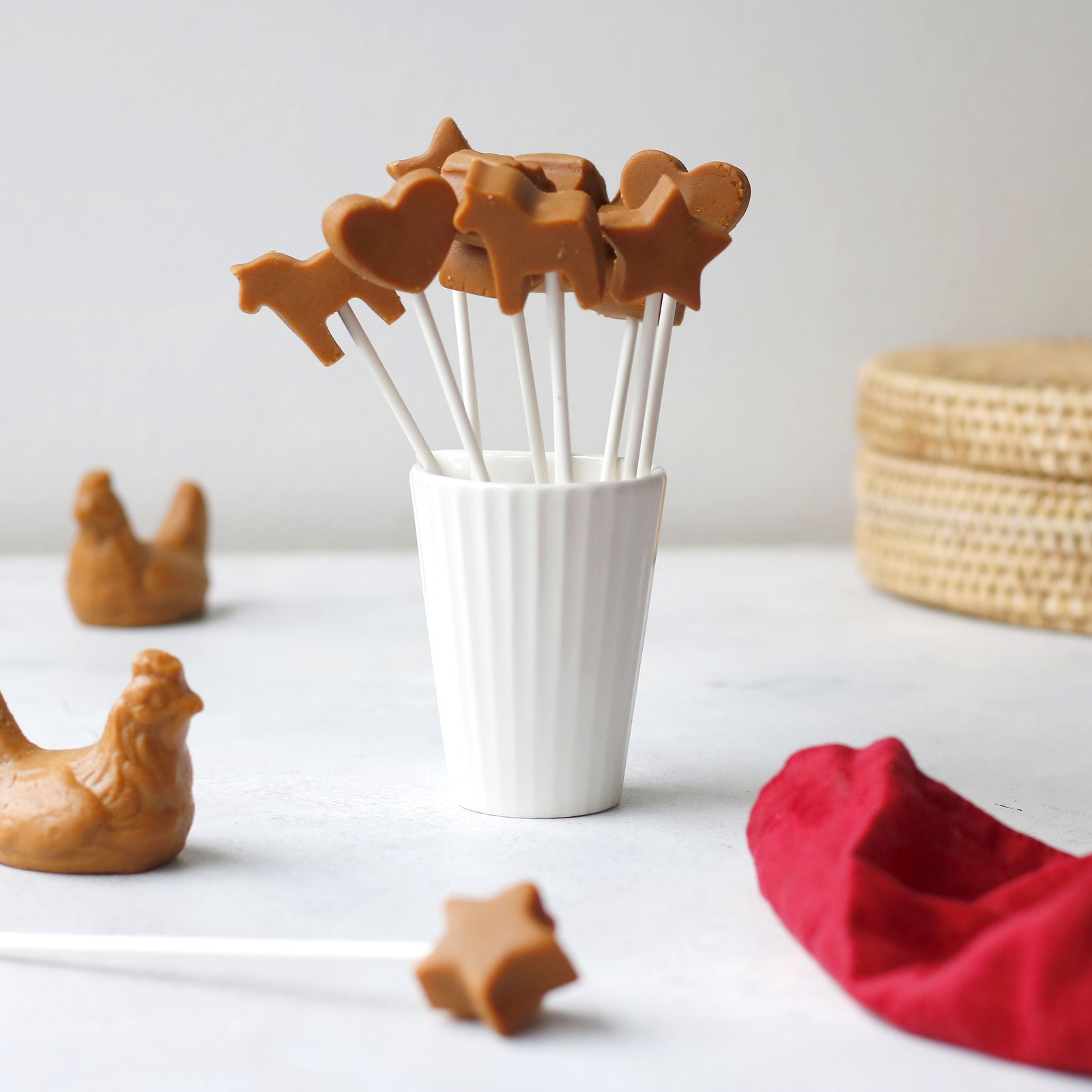 Exquisitas paletas de manjar duro, ideales para decorar mesas y barras dulces