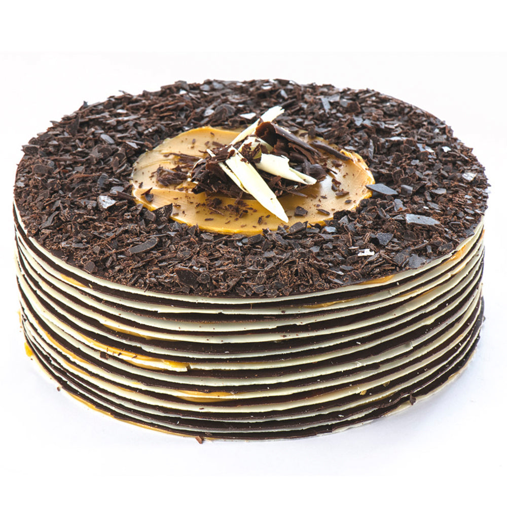 Torta congelada con láminas de chocolate blanco y bitter rellenas con manjar blanco