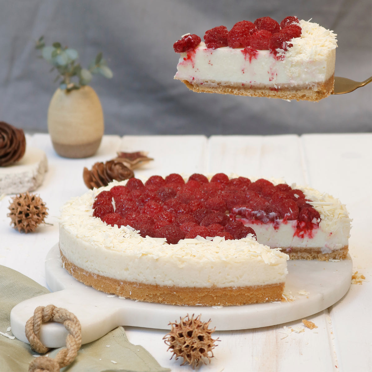 Tarta de yogurt con base de galletas y frambuesas naturales