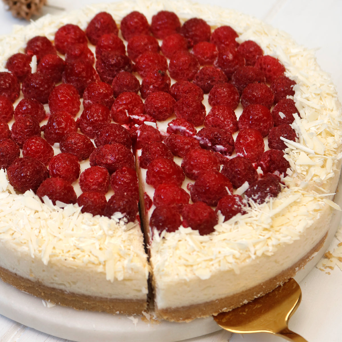Tarta de yogurt con base de galletas y frambuesas naturales
