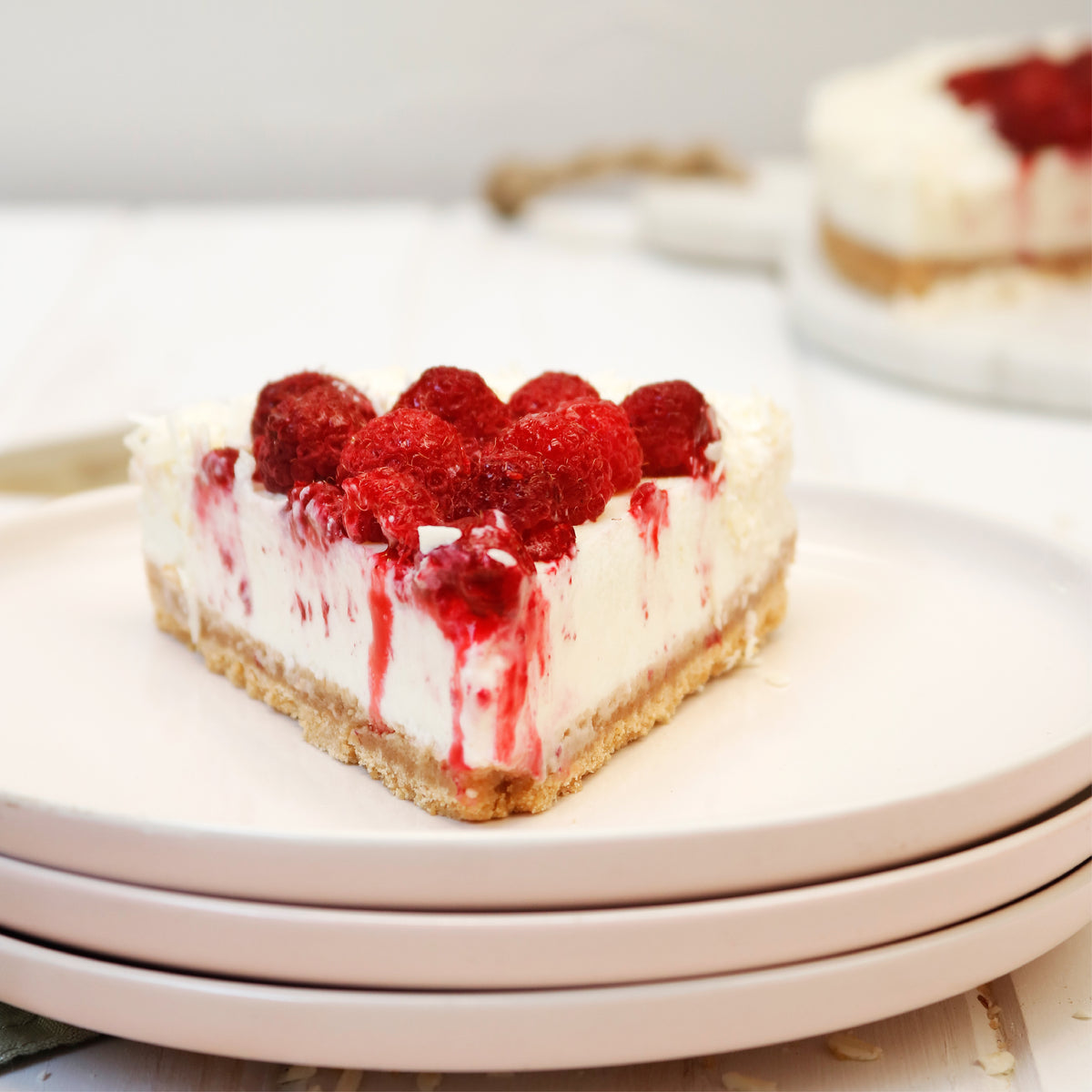 Postre congelado de yogurt con frambuesas frescas y base crocante
